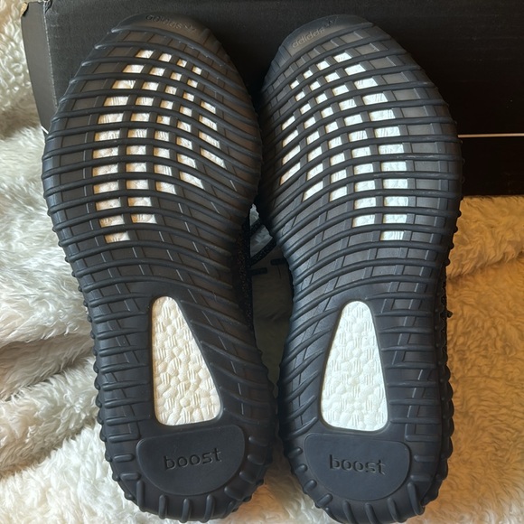 Brand new Fully reflective Yeezy Boost 350 V2 - Picture 2 of 4